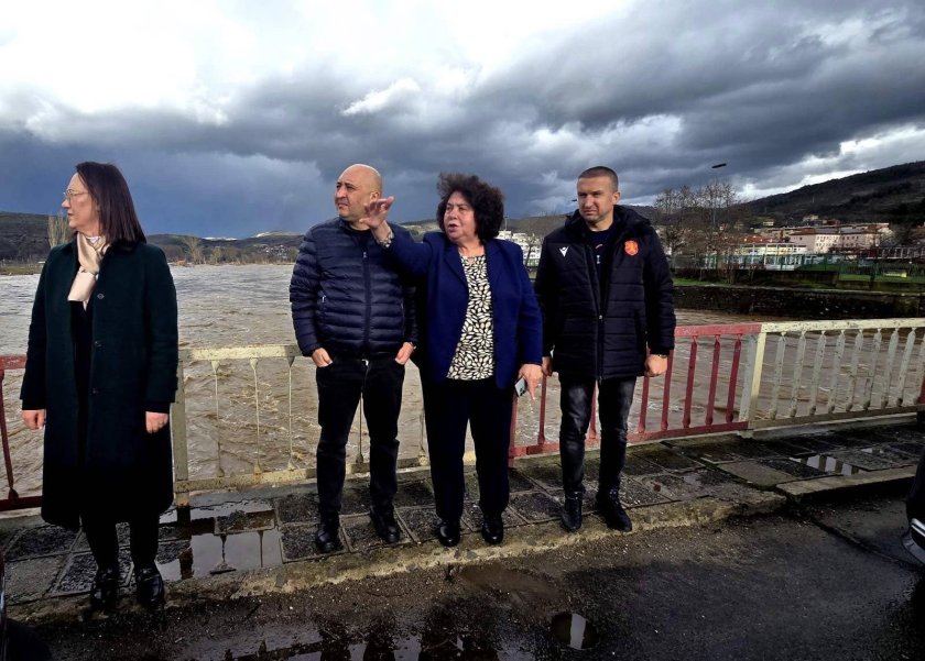 Пеевски прати техника за борба с бедствието в Крумовград Пеевски прати техника за борба с бедствието в Крумовград