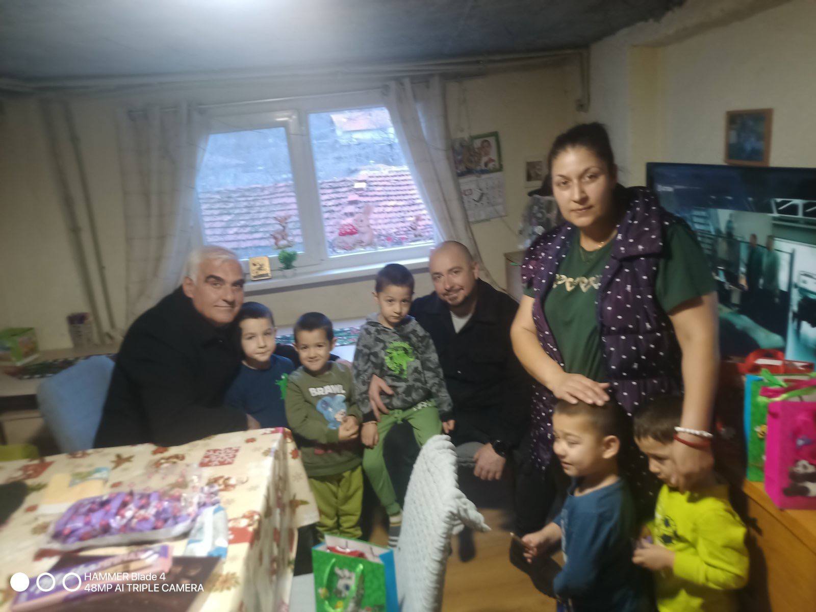 За пример: Пелети и подаръци от кмета Първан Дангов и зам.-кмета Христов за семейството с 9 деца от село Бистрица