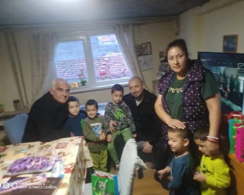 За пример: Пелети и подаръци от кмета Първан Дангов и зам.-кмета Христов за семейството с 9 деца от село Бистрица