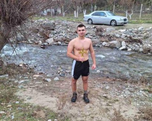С водосвет и благословия на Йордановден в Железница-18-годишният Алекс Джалев извади Светия кръст