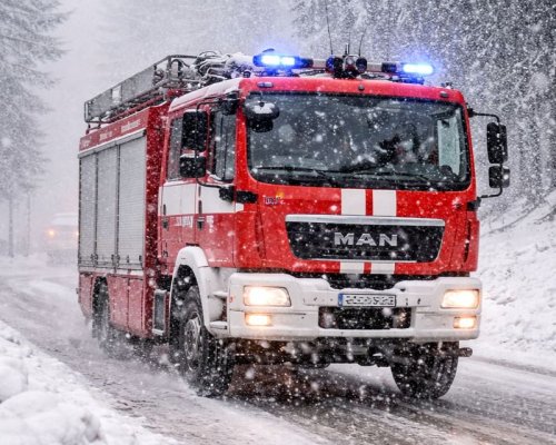 Пожарната предупреждава за риск от наводнения и опасни пътни условия