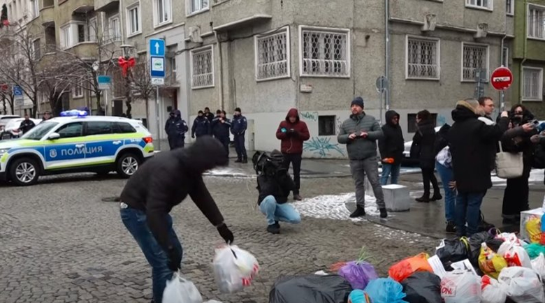 Протест: Граждани изсипаха чували с боклук пред Столична община Протест: Граждани изсипаха чували с боклук пред Столична община