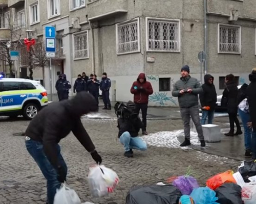 Протест: Граждани изсипаха чували с боклук пред Столична община