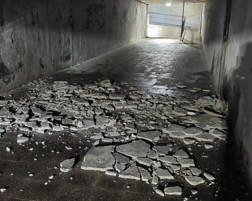 На косъм от трагедия: Бетонни парчета и мазилка се откъртиха в ЖП подлез