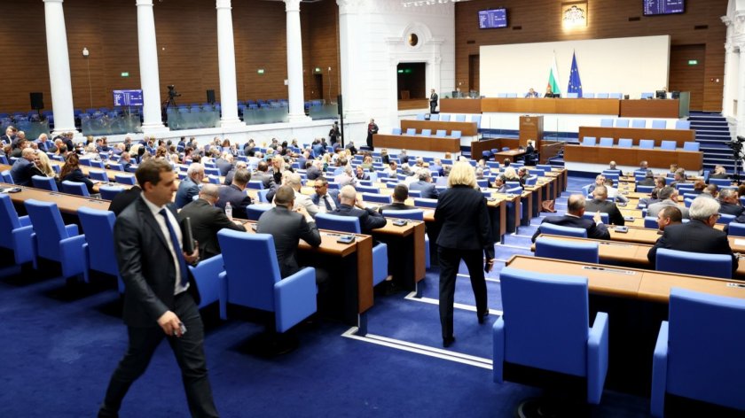 Обратно на работа: Депутатите се връщат в залата след 3-седмична ваканция Обратно на работа: Депутатите се връщат в залата след 3-седмична ваканция