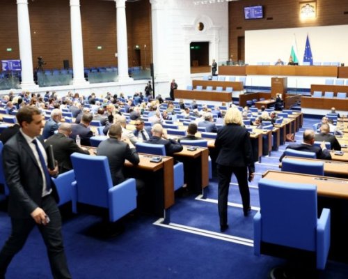 Обратно на работа: Депутатите се връщат в залата след 3-седмична ваканция