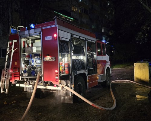Пожар изпепели склад за авточасти в Дупница тази нощ