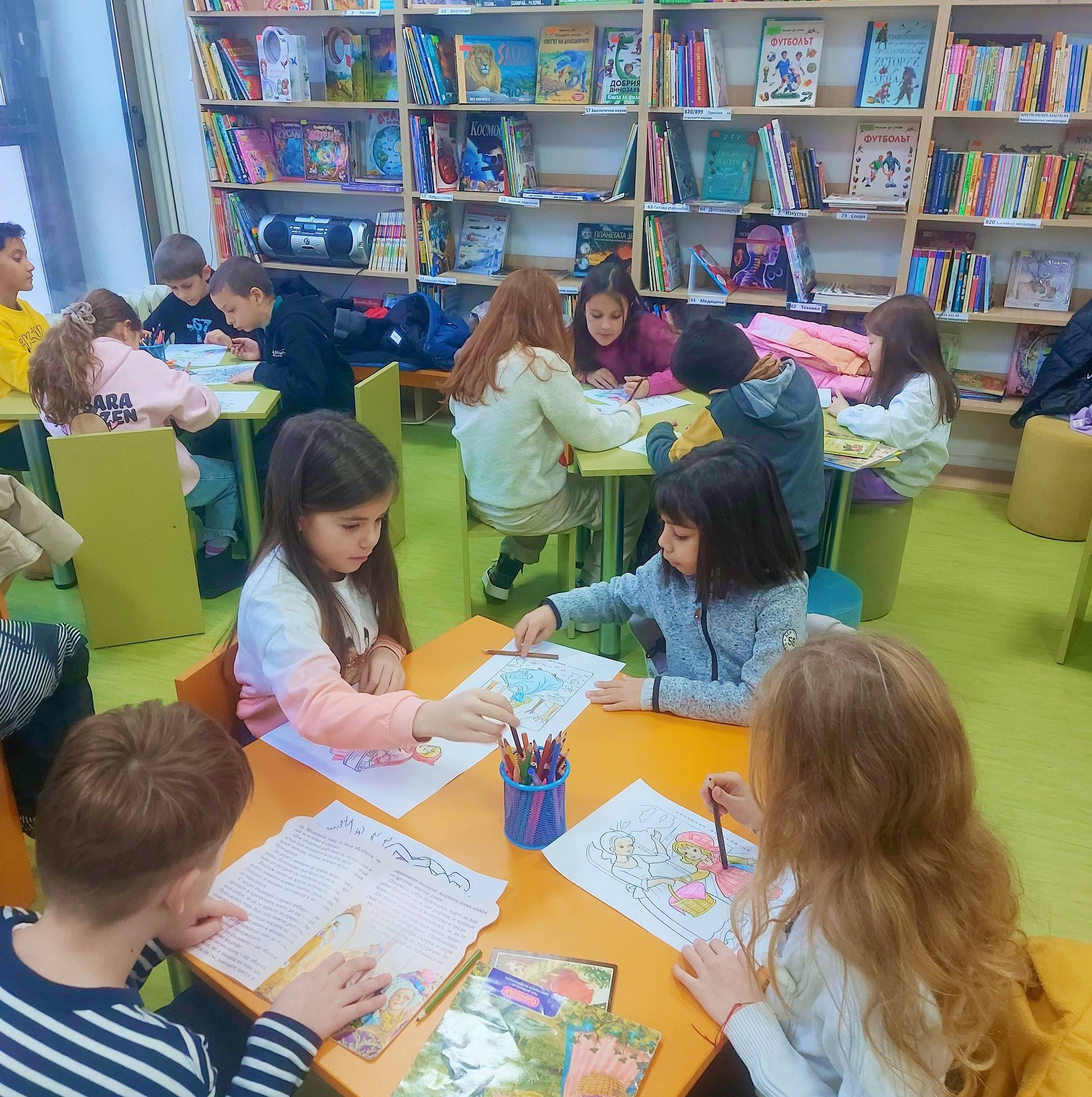 Първокласници в Благоевград четоха приказки на чудния разказвач Шарл Перо