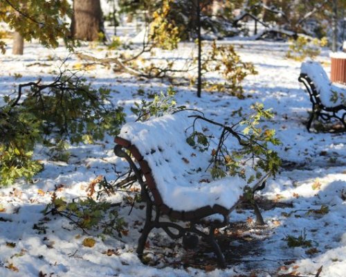 Времето утре: Остава студено, на места ще вали сняг
