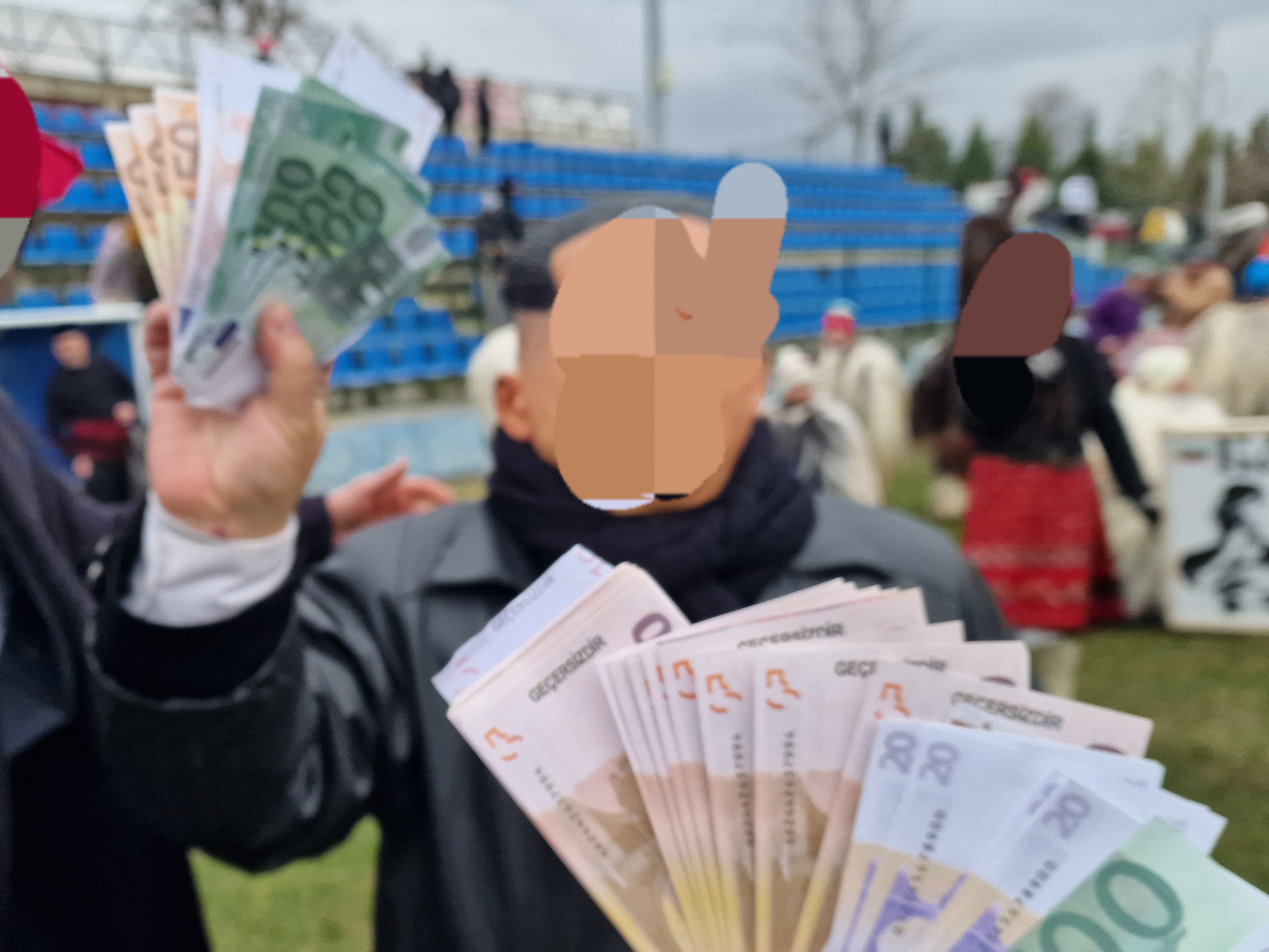 Заловиха трима мъже с десетки хиляди фалшиви евро и левове Заловиха трима мъже с десетки хиляди фалшиви евро и левове