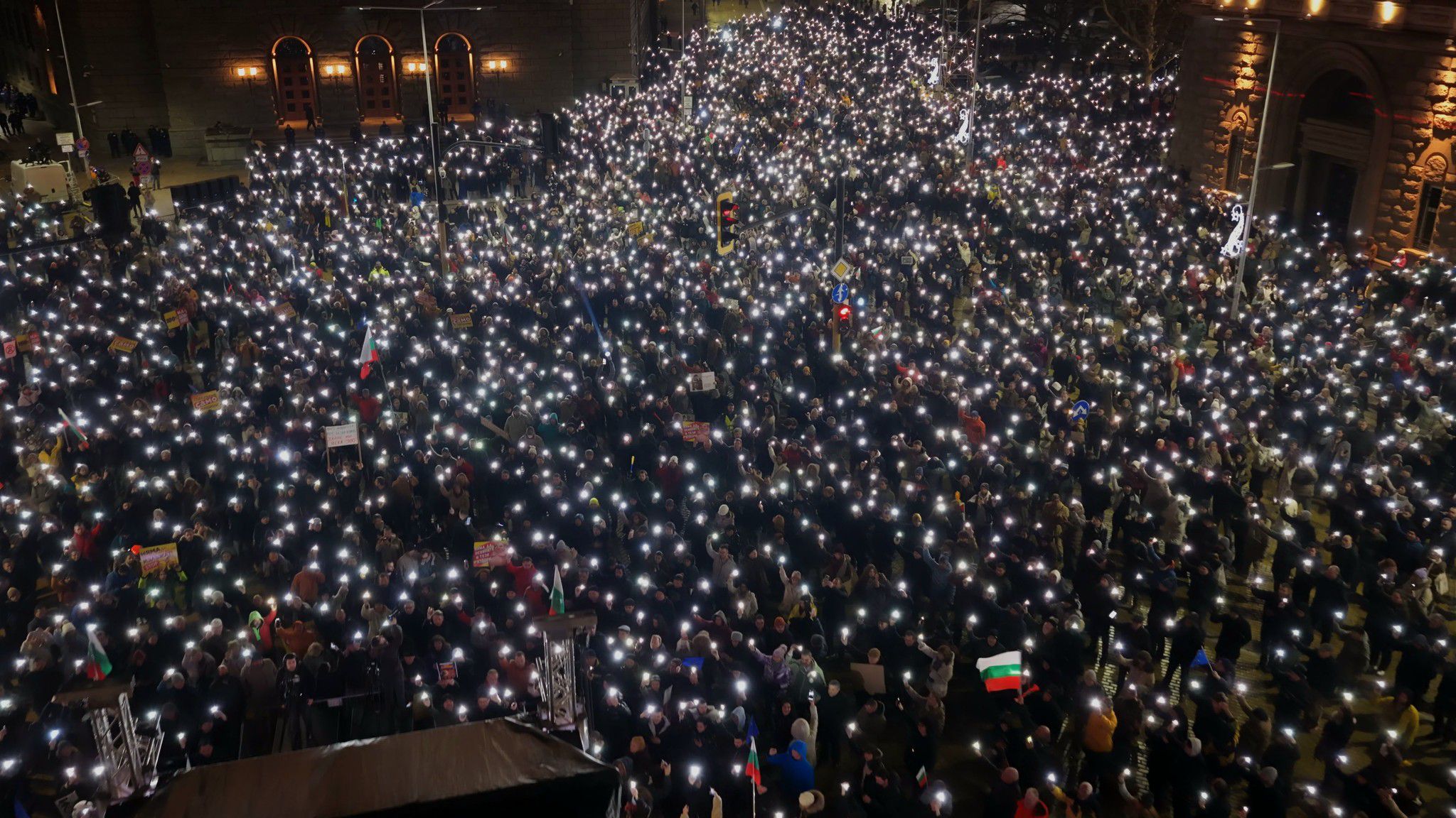 Хиляди граждани излязоха в София за честни избори и машинен вот СНИМКИ