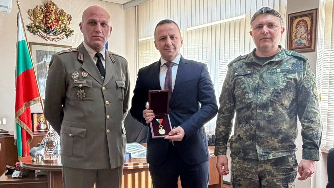 Областният управител на Благоевград Георги Динев получи медал от министъра на отбраната Областният управител на Благоевград Георги Динев получи медал от министъра на отбраната