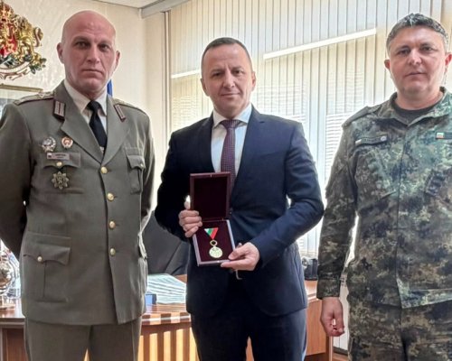 Областният управител на Благоевград Георги Динев получи медал от министъра на отбраната