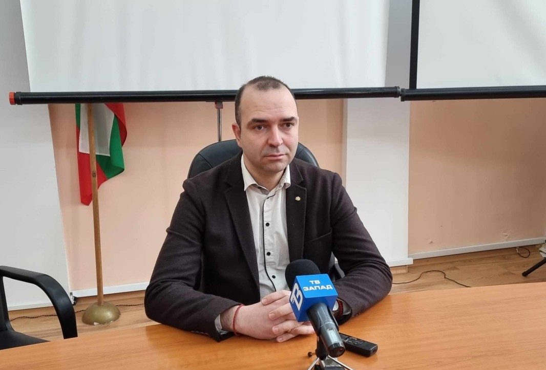 Кметът на Кюстендил: Плувният басейн в ПМГ остава Кметът на Кюстендил: Плувният басейн в ПМГ остава