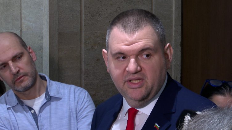 Делян Пеевски иронизира Радев за третия мандат: Горчиво!