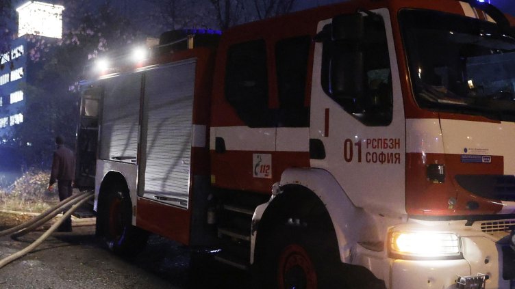 Лаптоп и телефон са се зареждали в стаята, от която е тръгнал пожарът с трите загинали жени Лаптоп и телефон са се зареждали в стаята, от която е тръгнал пожарът с трите загинали жени