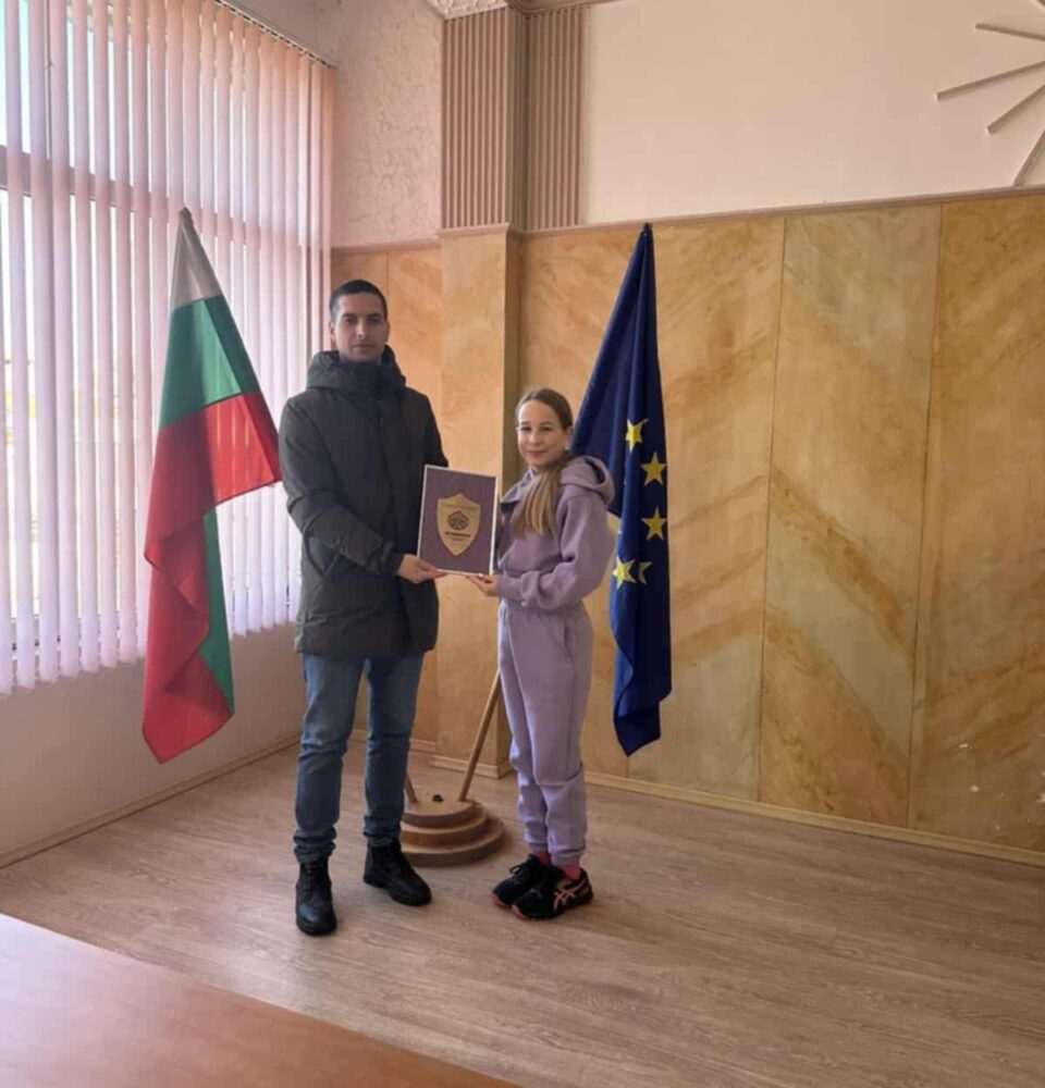Почетен плакет за Златното момиче на Огняново Цвети Касова Почетен плакет за Златното момиче на Огняново Цвети Касова