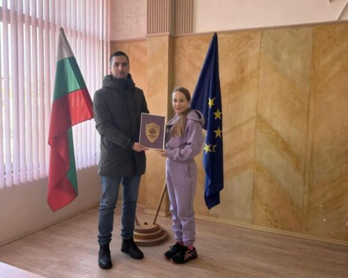Почетен плакет за Златното момиче на Огняново Цвети Касова