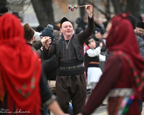 Кукерската група на село Елешница представи автентичния ритуал  Повратки  на  Сурва - Перник