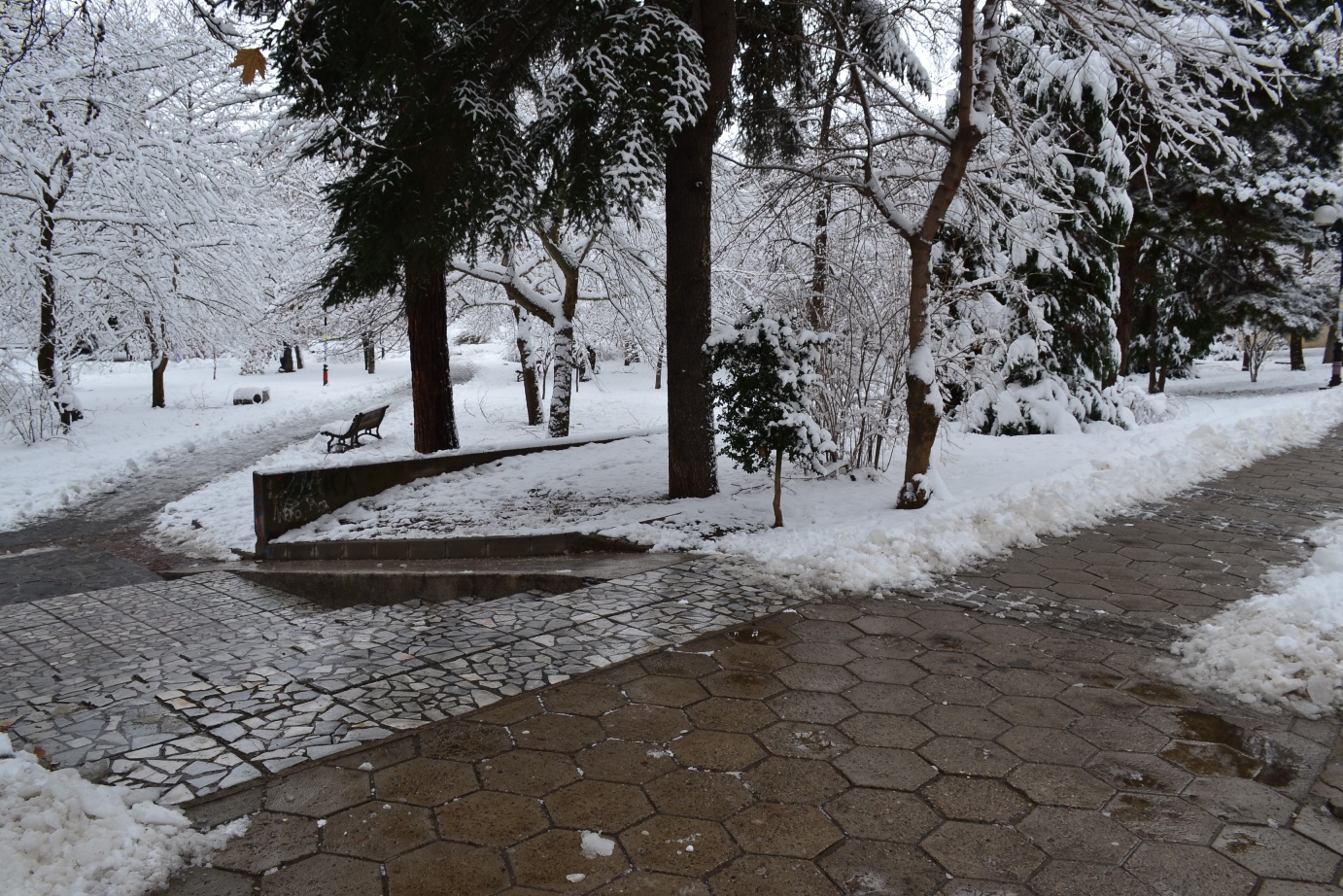 Почистен е снега около входовете на детските градини и училищата в Благоевград