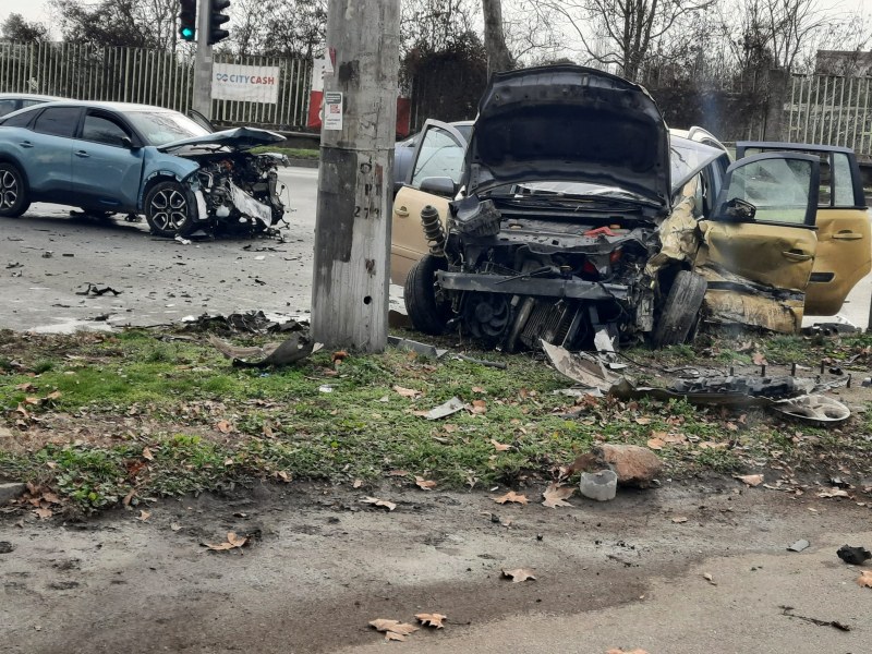 Четирима ранени при катастрофа на кръстовище в Кюстендил