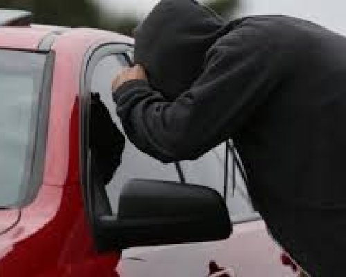 Семейна кражба в Дупница: 20-годишен роднина задигна 150 евро от паркирана кола