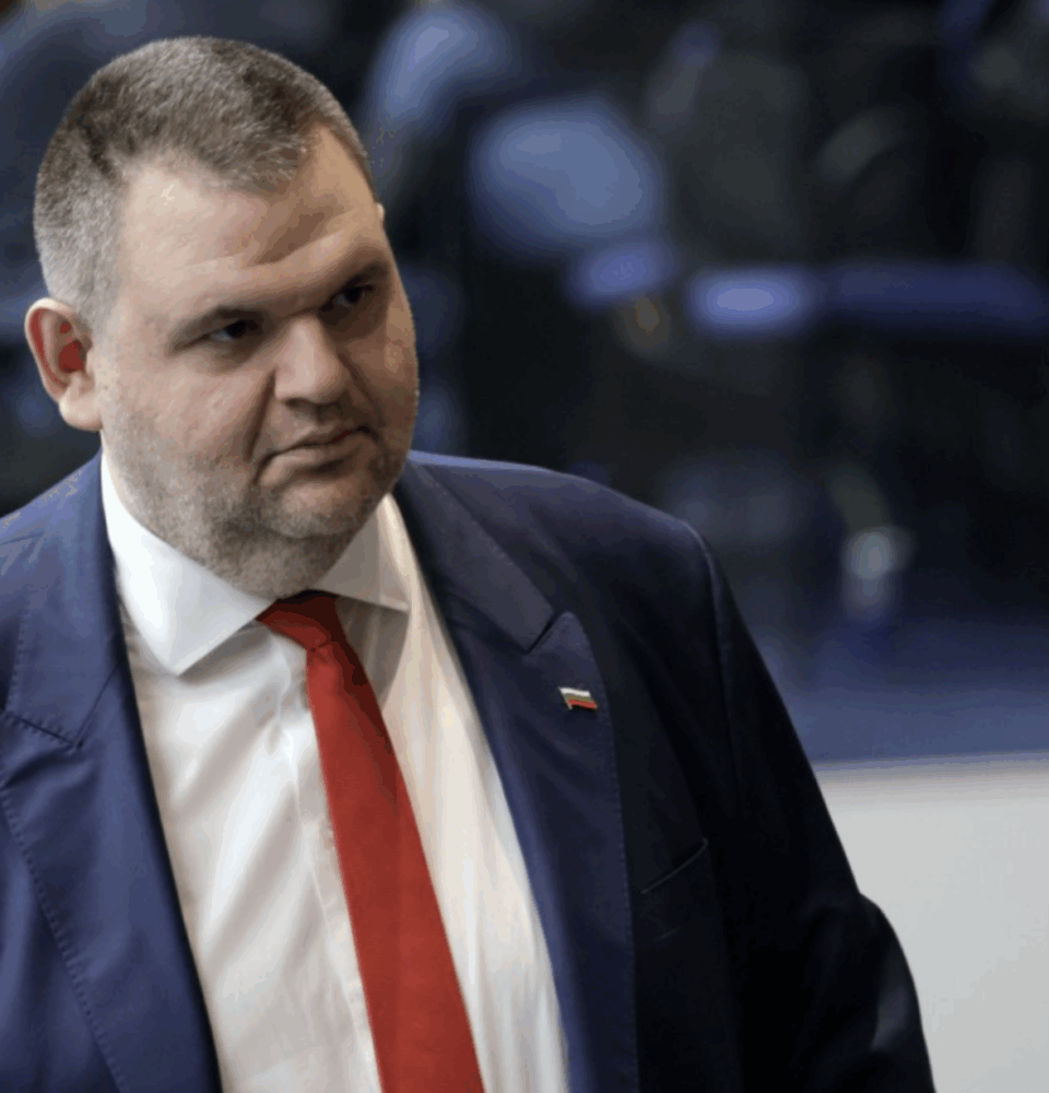 ДПС дари парите за коледни добавки на пенсионерите ДПС дари парите за коледни добавки на пенсионерите