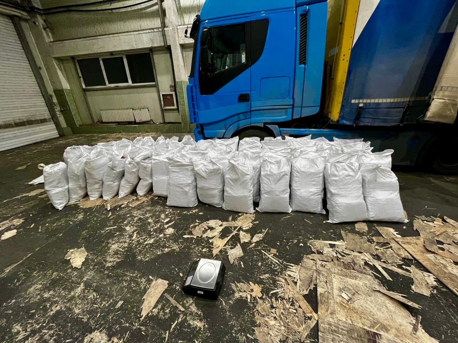 Рекорд за ГКПП  Лесово : ГДБОП спря близо 700 кг марихуана за Турция