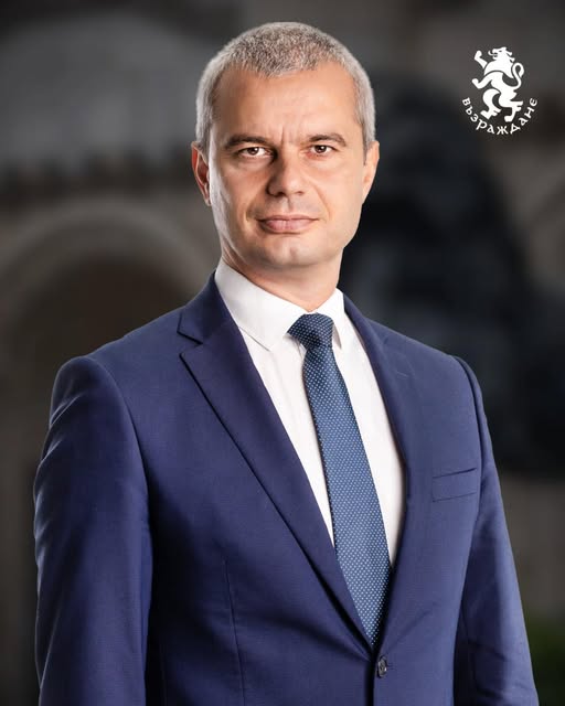 Костадинов поставя под въпрос посланията на Радев и го предизвиква на дебати