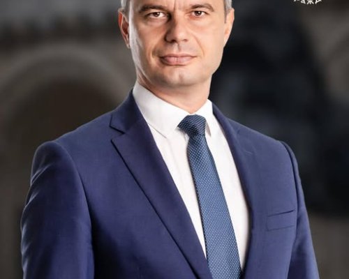 Костадинов поставя под въпрос посланията на Радев и го предизвиква на дебати