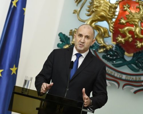 Радев депозира оставката си пред Конституционния съд