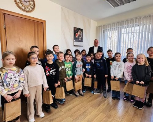 Кметът Атанас Стоянов посрещна деца от ДГ Първи юни в община Сандански