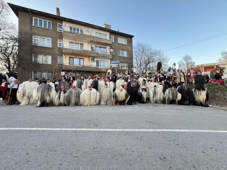 Кукери от Крупник впечатлиха публиката на кукерския фестивал в Радомир Кукери от Крупник впечатлиха публиката на кукерския фестивал в Радомир
