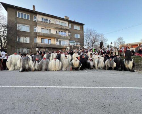 Кукери от Крупник впечатлиха публиката на кукерския фестивал в Радомир