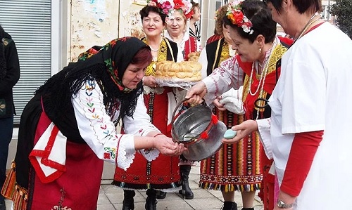 Къща без деца-огън да я гори: Бабинден е! Какви са поверията и традициите, които пазят началото на живота