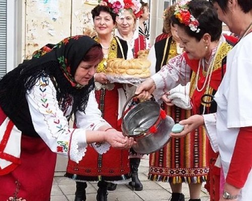Къща без деца-огън да я гори: Бабинден е! Какви са поверията и традициите, които пазят началото на живота