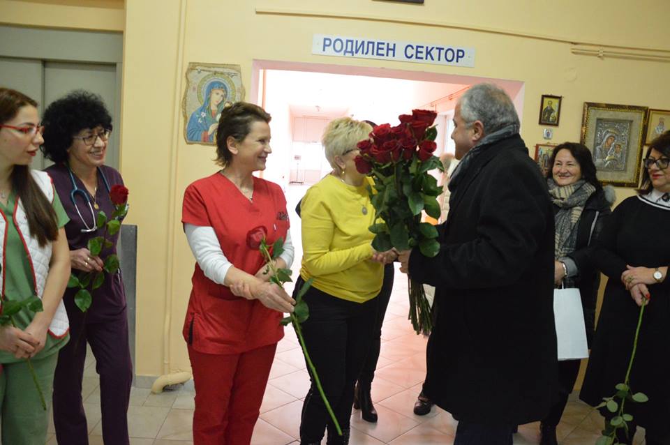 Червени рози от кмета Москов за работещите в АГ-отделението в МБАЛ Гоце Делчев по повод Бабинден