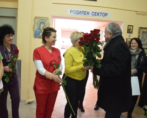Червени рози от кмета Москов за работещите в АГ-отделението в МБАЛ Гоце Делчев по повод Бабинден