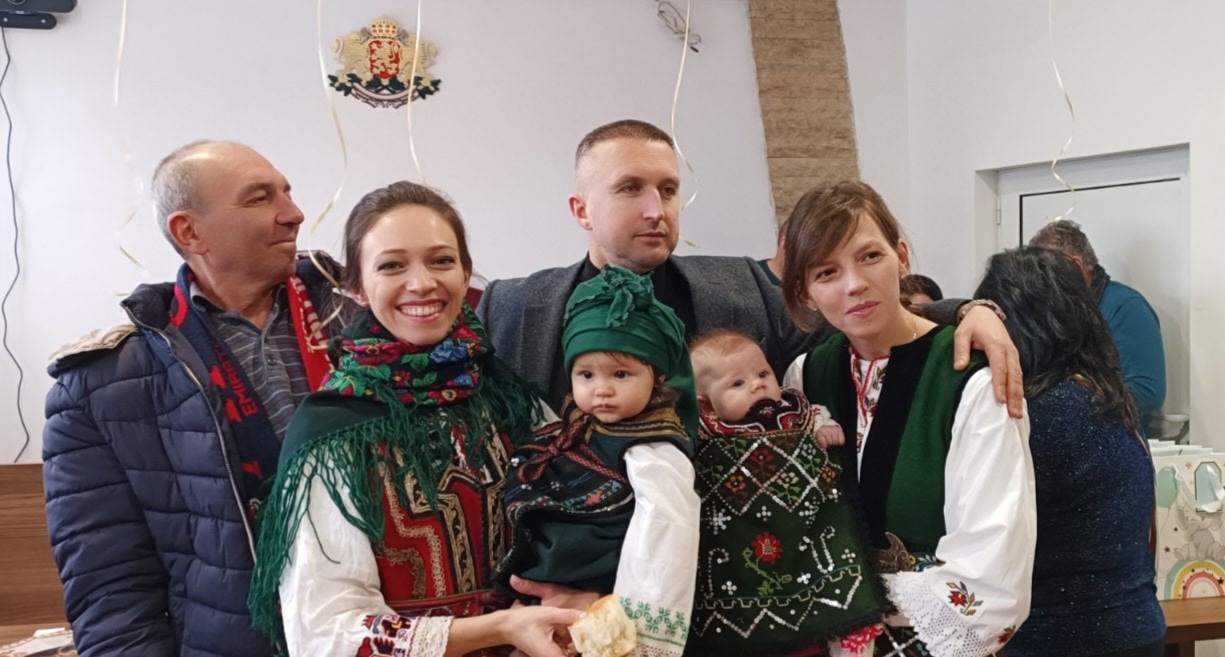 Бабинден в Белица: Кметът Радослав Ревански проведе ритуала Даване име на новородено Бабинден в Белица: Кметът Радослав Ревански проведе ритуала Даване име на новородено