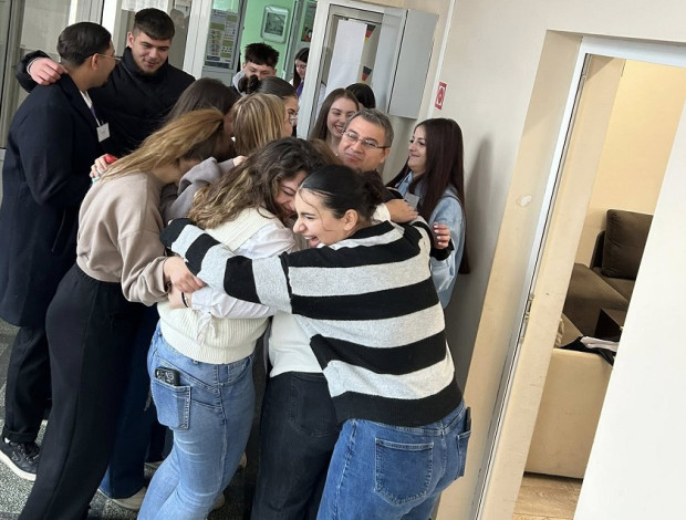 Ден на прегръдката в гимназия в Кюстендил Ден на прегръдката в гимназия в Кюстендил