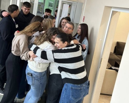Ден на прегръдката в гимназия в Кюстендил