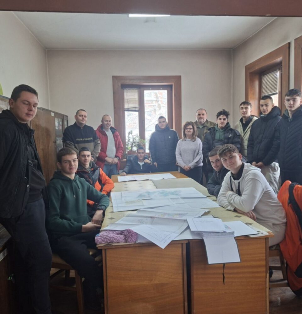 Гимназисти в Банско трупат опит в реална работна среда и устойчиво управление на горите Гимназисти в Банско трупат опит в реална работна среда и устойчиво управление на горите