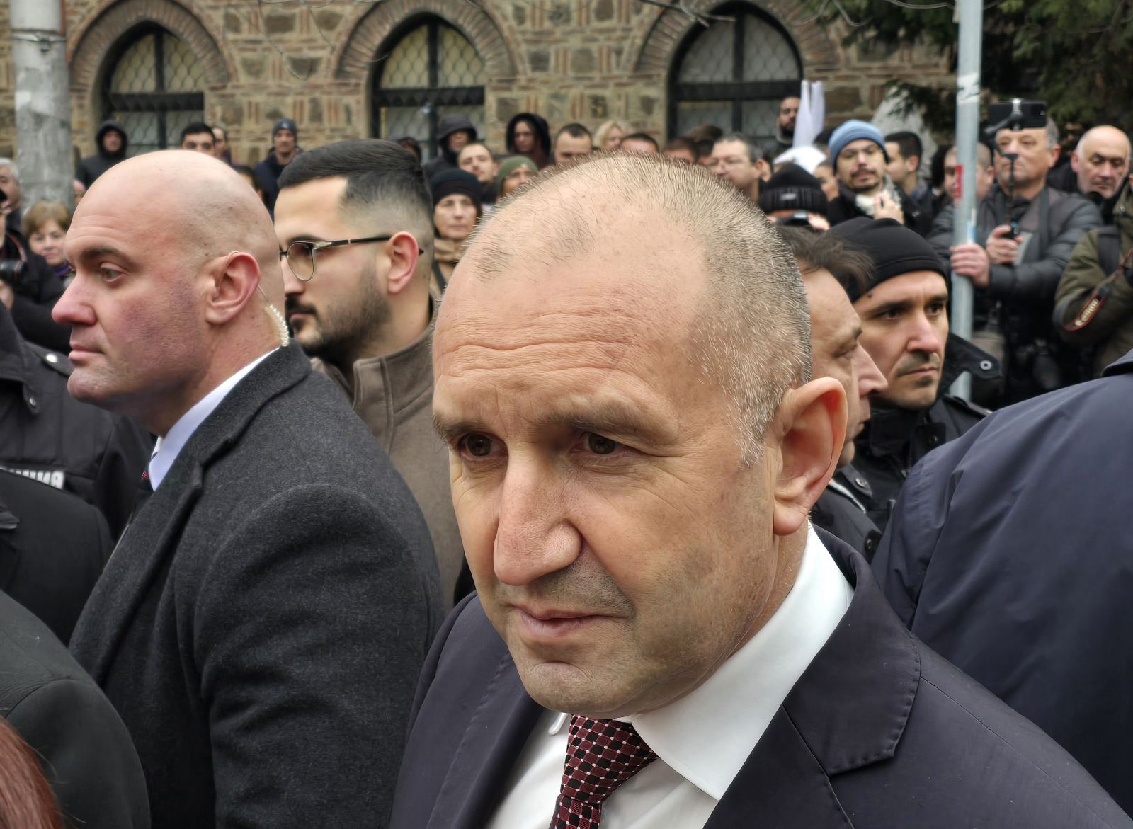 Радев излезе от Дондуков 2, предаде щафетата на Йотова!
