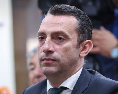 Министър Иван Пешев застана плътно зад Ивет Лалова