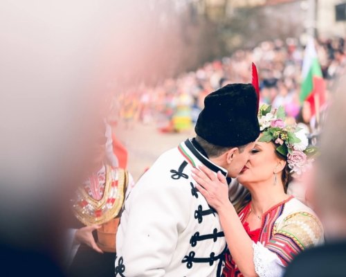 Влюбени сурвакари вдигнаха първата сватба в историята на Сурва в Перник