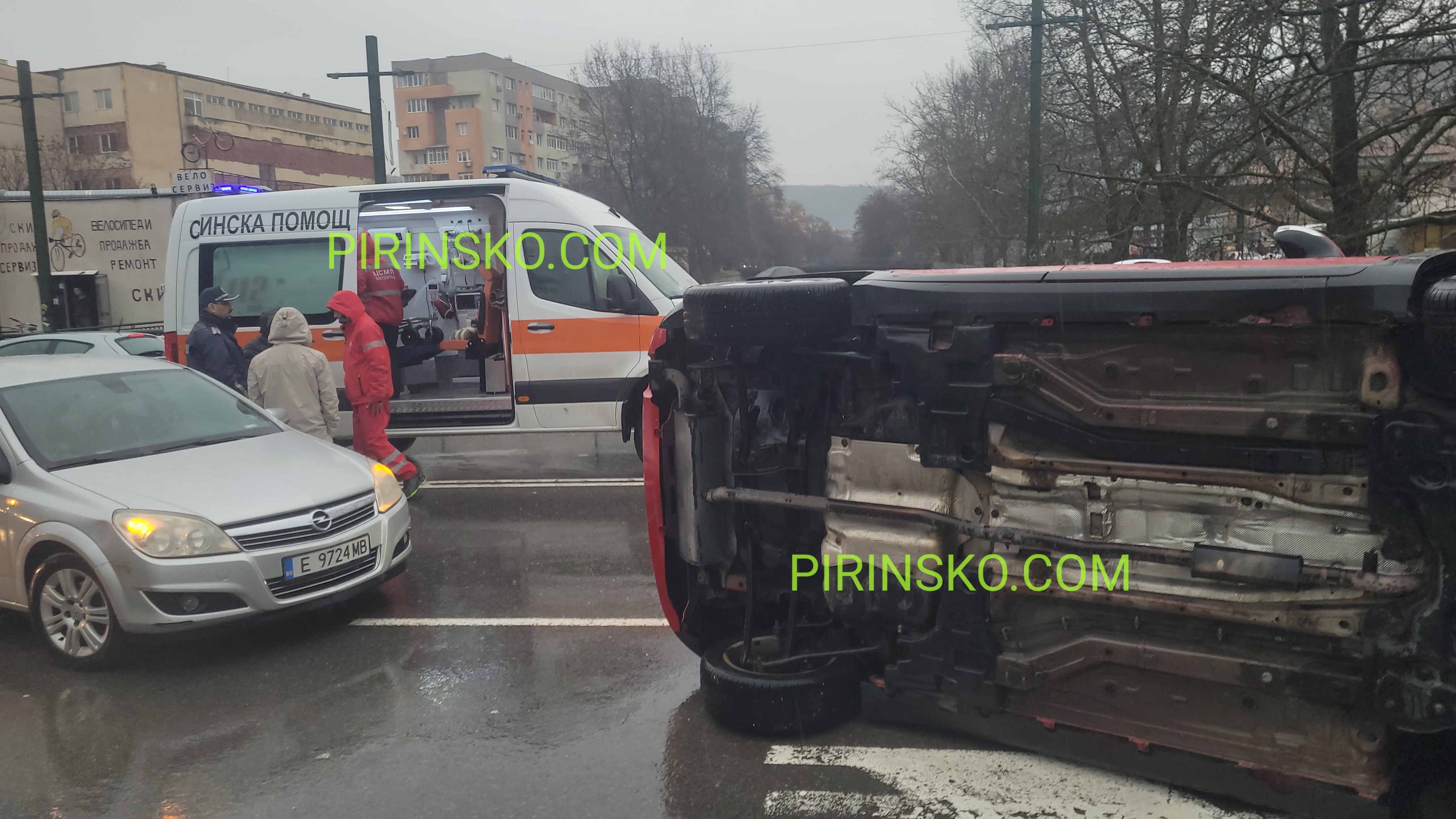 Кола се обърна странично на бул. Джеймс Баучер в Благоевград