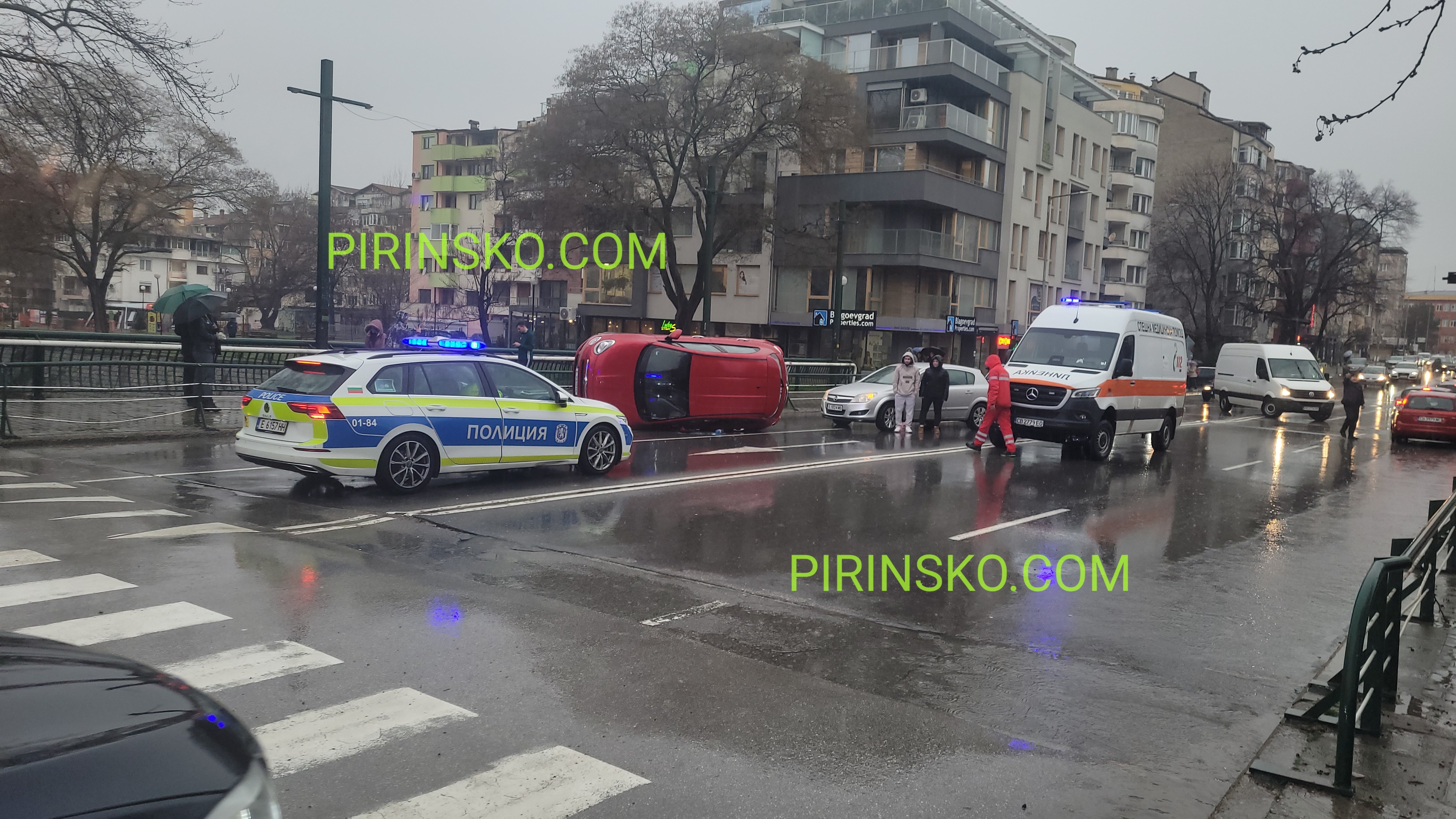 Кола се обърна странично на бул. Джеймс Баучер в Благоевград