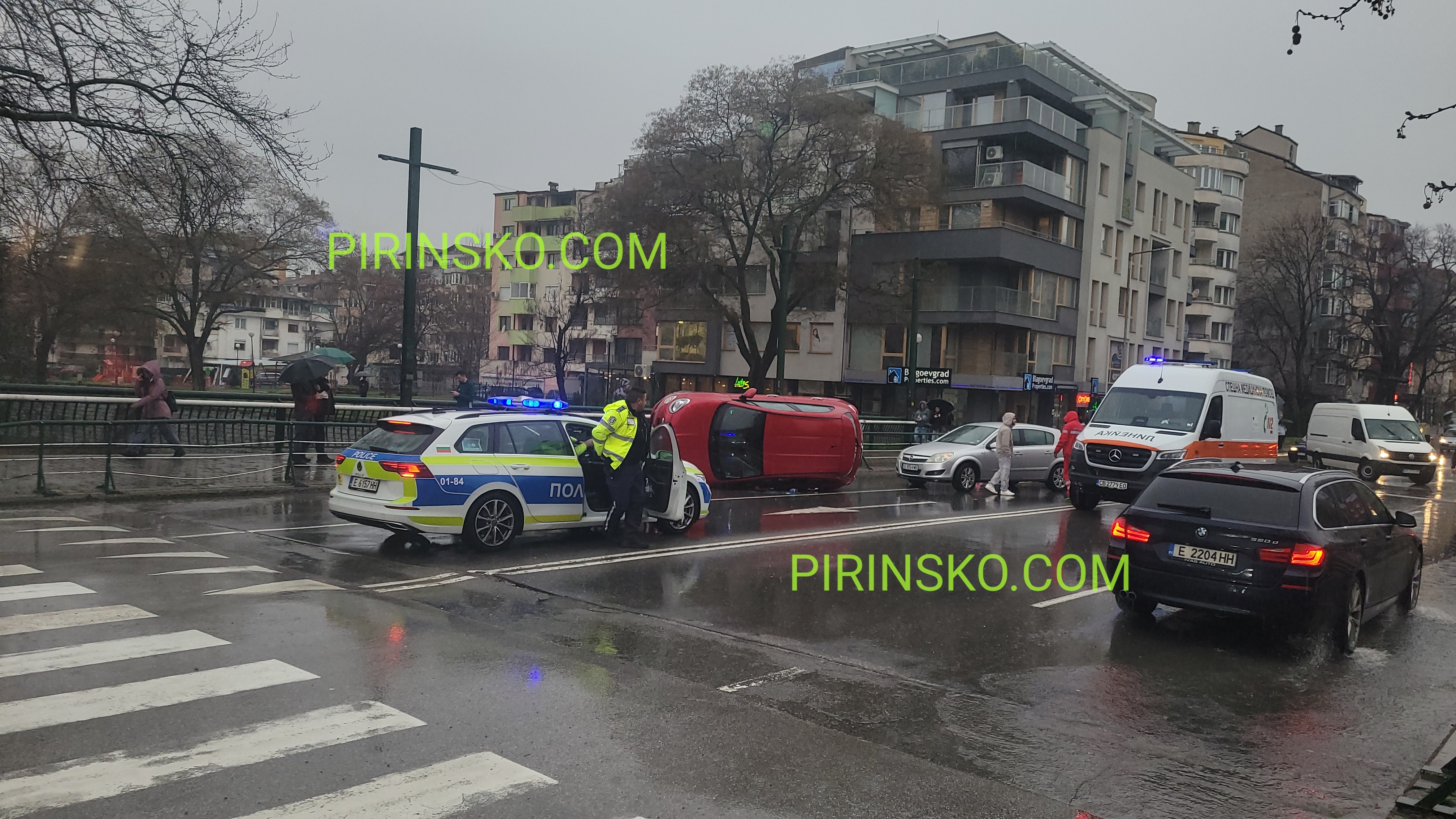 Кола се обърна странично на бул. Джеймс Баучер в Благоевград Кола се обърна странично на бул. Джеймс Баучер в Благоевград