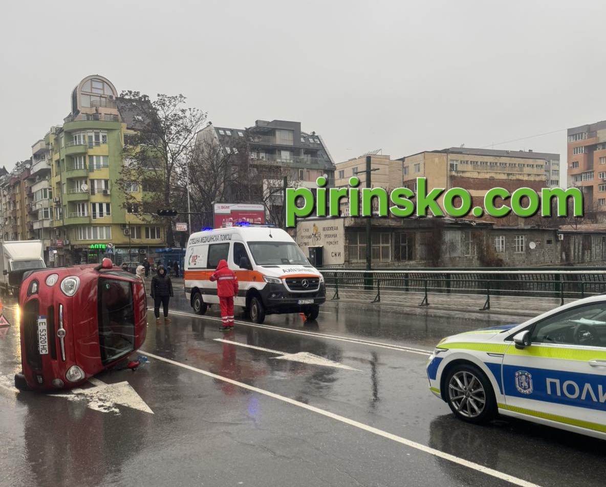 Кола се обърна странично на бул. Джеймс Баучер в Благоевград