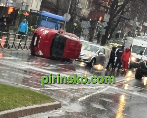 Кола се обърна странично на бул.  Джеймс Баучер  в Благоевград